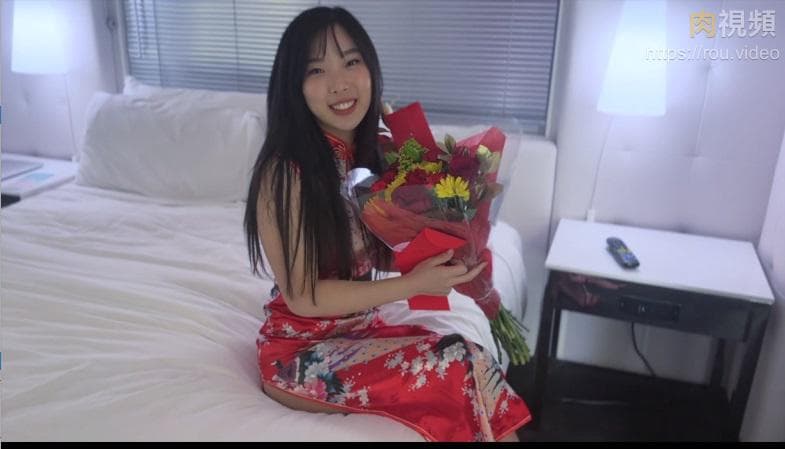 Cô gái xinh đẹp mặc sườn xám dạy cách đón Tết đúng cách Elle Lee