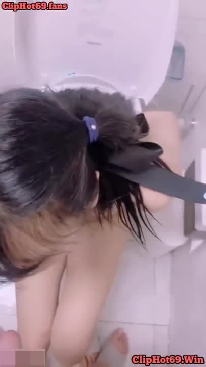 Vụng trộm cùng em gái ở nhà tắm