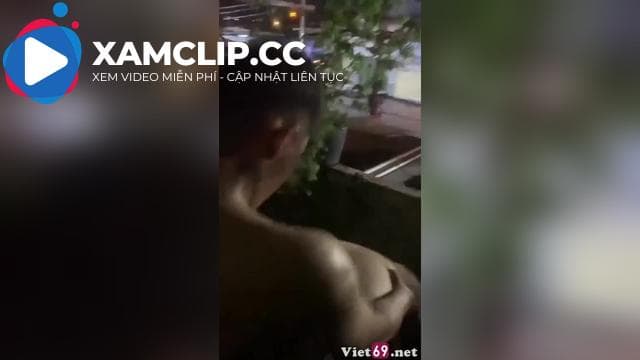 Đứng quay phim cho vợ chồng bạn chơi nhau public ngoài ban công