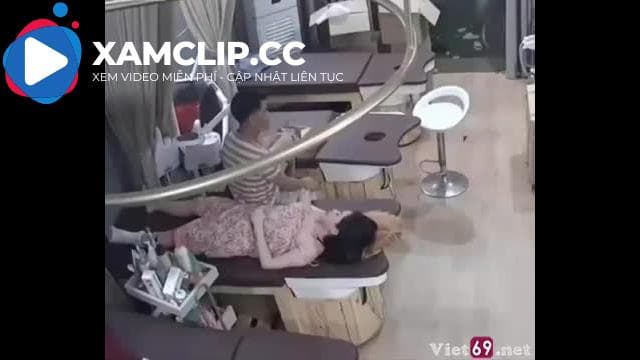 Hack camera hai vợ chồng chủ spa tranh thủ làm nháy lúc vắng khách