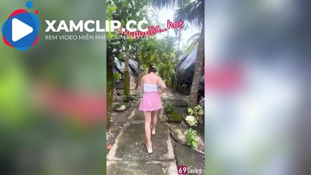 Đang đi chơi em cởi đồ giữa vườn cây
