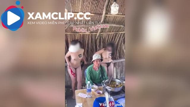 Hai em gái cởi đồ trong chòi nhậu với bác bán vé số