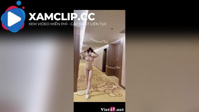 Cắm sextoy vào đít chơi em Thỏ ở cửa khách sạn