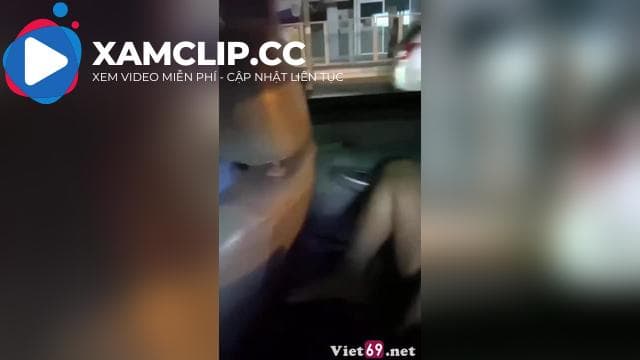 Em gái cực bạo dùng sextoy tự sướng trên xe taxi đang chạy