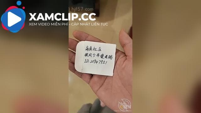 Cậu bé mặc áo choàng yêu mẹ, trêu chọc mẹ đang nói chuyện điện thoại với dì. Đồ chơi làm rung âm hộ của mẹ và ngứa quá. Cao trào~