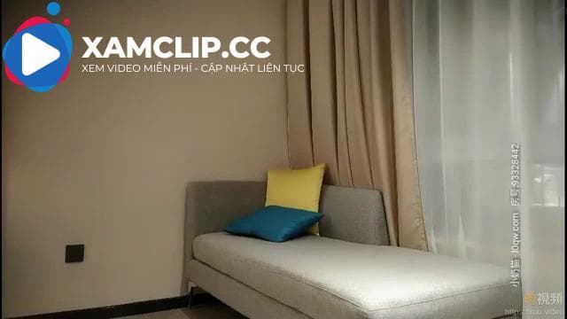 Cô gái trẻ mặc váy trắng với làn da trắng ngần, đôi chân dài thẳng tắp ngồi trên ghế sofa của khách sạn trông thật quyến rũ khiến tôi không khỏi muốn xâm chiếm, ôm, vuốt ve, liếm, mút cơ thể đẹp nhất.