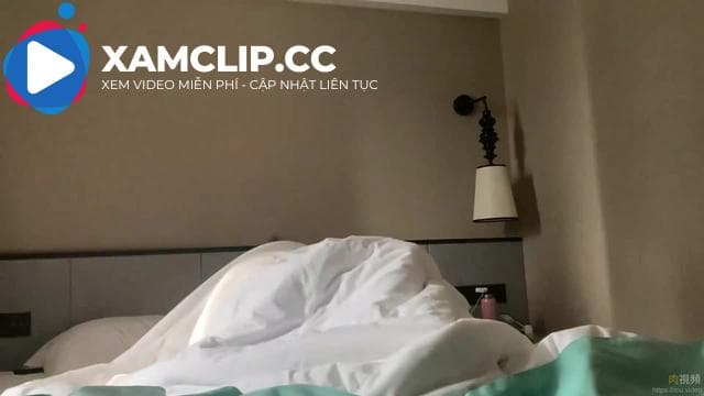 Tôi đã dùng con cu to đánh vợ thật mạnh để trả thù sau khi chồng cô ấy phát hiện ra rằng cô ấy đã xóa tài khoản WeChat của tôi. Cô ấy có thân hình tuyệt vời và lên đỉnh rất dữ dội.