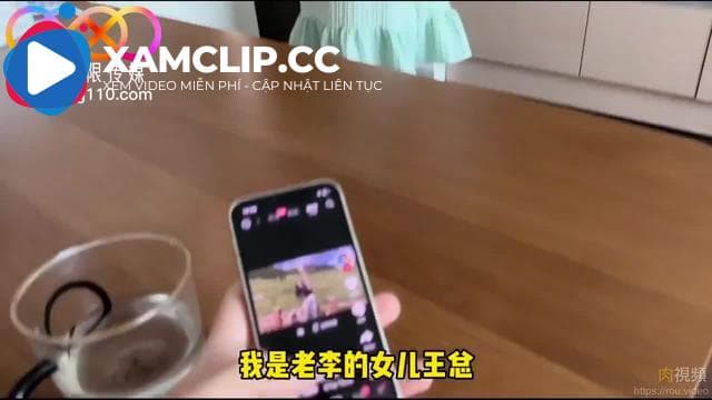 Con gái của một công nhân vệ sinh đến đòi tiền công, thậm chí còn mất trinh.