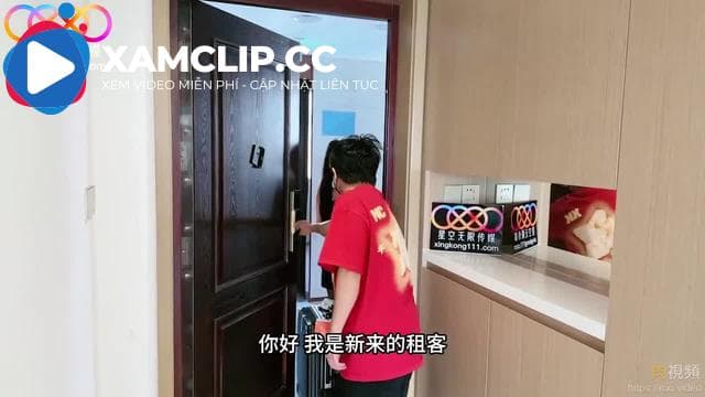 Người lạ vào nhà dùng lời ngọt ngào dỗ dành cô gái trẻ lên giường và quan hệ tình dục.