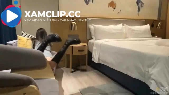 Kỷ lục thực sự về một cô gái có đôi mắt dâm đãng ngoại tình. Cô ấy bị đụ trên ghế sofa của khách sạn cho đến khi lên đỉnh và co giật liên tục. CC thế hệ thứ hai.
