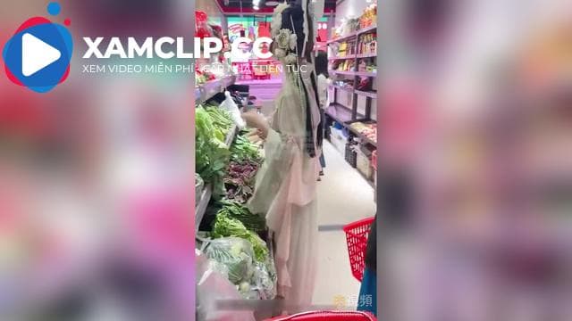 Cô gái cosplay dịu dàng và dễ thương trong Hanfu Nhấc chân lên và nhét thẳng vào tất.