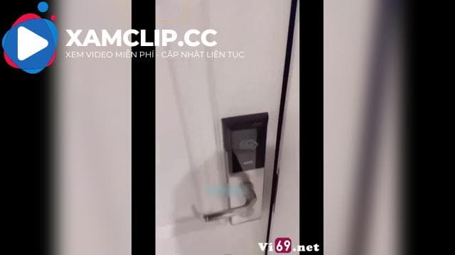 Em sugar baby thích bạo dâm cầm cốc chờ anh đái cho uống, liếm tinh dưới sàn