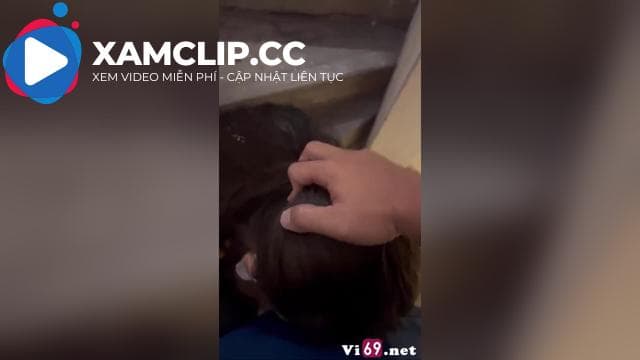 Em đòi chơi public ở cầu thang khu tập thể