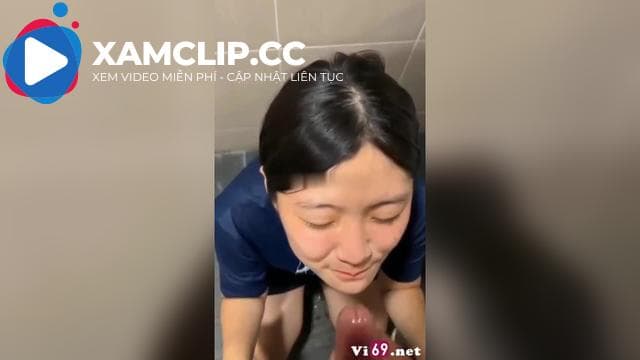 Lén lút trong phòng vệ sinh rạp chiều phim xuất tinh đầy mặt em