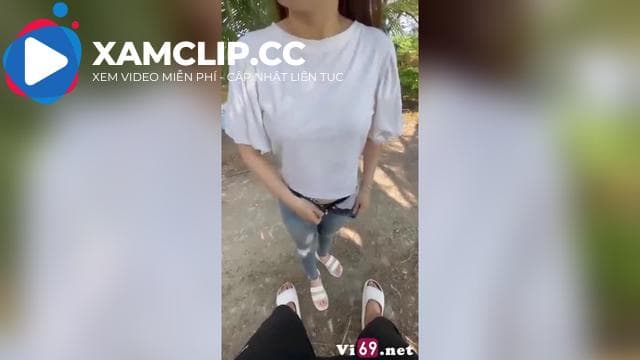 Em gái thích chơi cảm giác mạnh public ở rặng dừa làm tình trước cửa phòng trọ