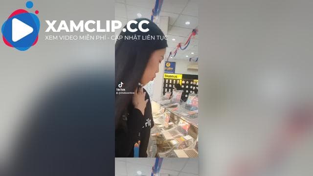 Chống tối cổ gái xinh TGDD mặc quần chip lọt khe tư vấn khách hàng