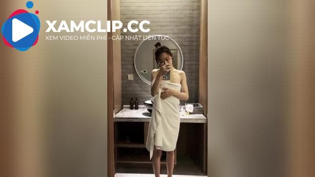 Em tạo dáng sương sương trước gương thôi mà khối anh xịt máu mũi