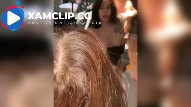 Gương khách sạn 5 sao trong vắt in bóng vợ mướp