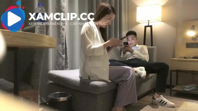 Cơ thể cô ấy gợi cảm, bụ bẫm, trắng nõn, mềm mại và đầy đặn. Cô ấy ôm lấy bộ ngực xinh đẹp của mình và chơi đùa với đôi chân thẳng tắp của mình và cứng đến mức anh ấy nằm xuống và đụ cô ấy thật sâu.