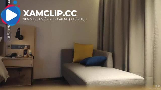 Cô vợ ngực to xinh đẹp ăn cặc và quan hệ tình dục. Cô ấy có làn da trắng và lông dày trên âm hộ. Cô ấy có bộ ngực to và mông béo.