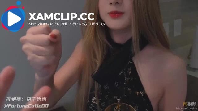 Nữ thần sườn xám lên đỉnh và co giật để ăn mừng năm mới. Cô hét lên một cách tục tĩu trong suốt quá trình, và âm hộ của cô tràn ngập nước trắng.