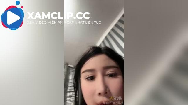 Một mỏ neo xinh đẹp mới chủ động cưỡi ngựa và vặn vẹo chiếc eo thon của cô ấy, sau đó bị đụ từ phía sau và đụ vào cặp mông xinh đẹp của cô ấy.
