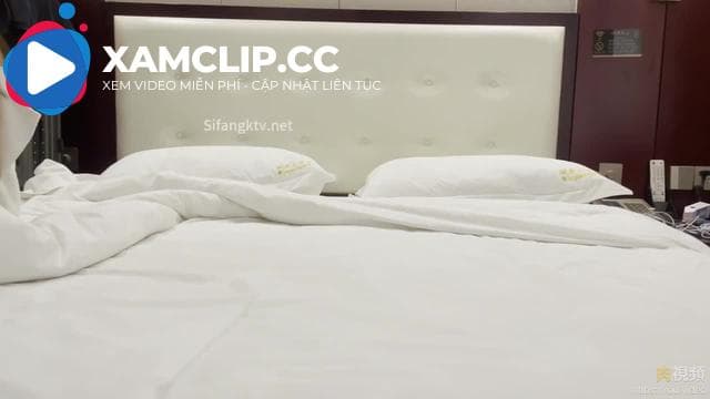 Kết nối với một loli trắng và mềm mại năm 2001 với đôi chân dài. Rút bao cao su ra và nhét nó vào âm hộ mềm mại của cô ấy mà không xuất tinh.
