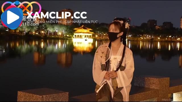 Cảnh phơi sáng ngoài trời tuyệt đỉnh trong trang phục cổ xưa. Nhiếp ảnh gia bị kích thích đến mức không thể chịu nổi và bắt đầu đụ Sakura Kitten.