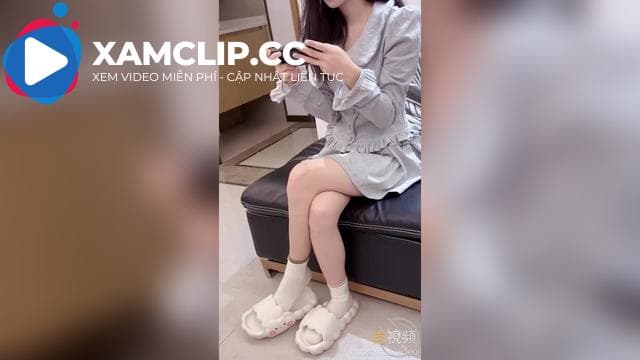 Cô gái da trắng gợi cảm có thể đụ âm hộ của mình miễn là cô ấy có thể chơi game.