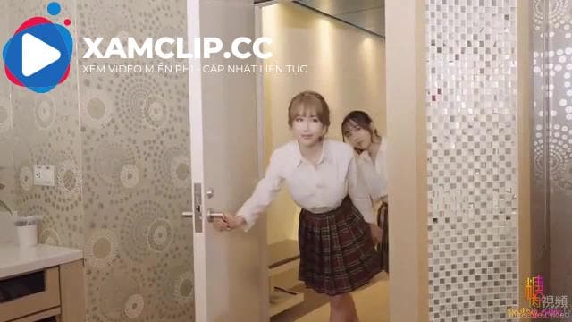 Cô gái dâm đãng JK dẫn người bạn ngây thơ của mình lên cao trào bằng cách đưa cô ấy đi vòng quay vui vẻ và thủ dâm để đạt cực khoái Xin Youli