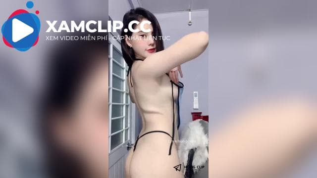 Hot idol BBi live khoe lưng trần mịn màng