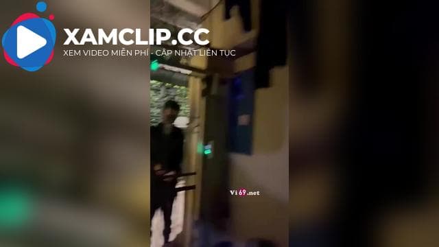 Độc lạ thanh niên bạo nhất năm đứng cổng nhà người yêu chờ em ra quay tay