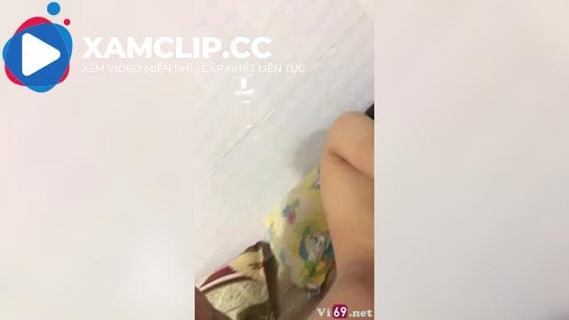 Anh quay phim đi để em cầm chim đút vào cho