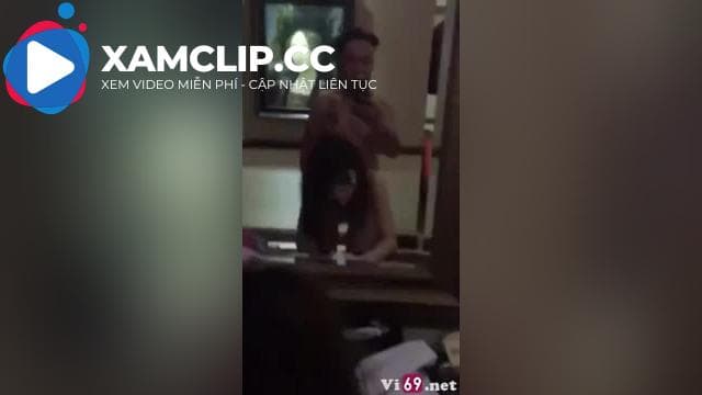 Em đang sướng mà anh cứ bắt em vừa rên vừa khẩu dâm