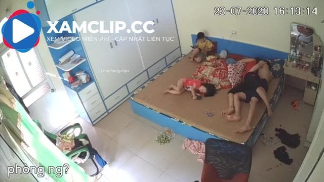 Được lắm anh trai con còn thức mà dám đè vợ ra nện