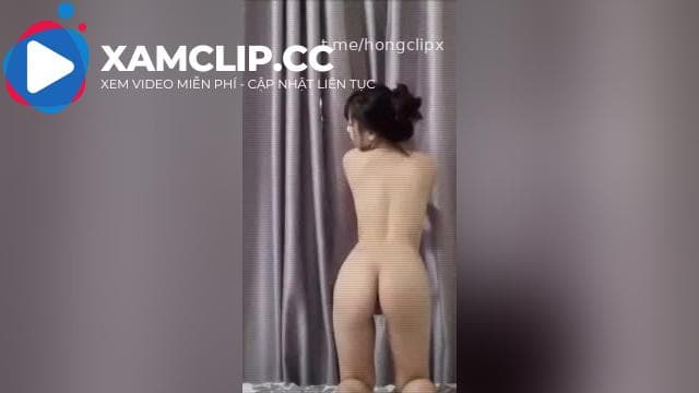 Còn đeo khăn quảng đỏ mà mông má dữ vậy bây