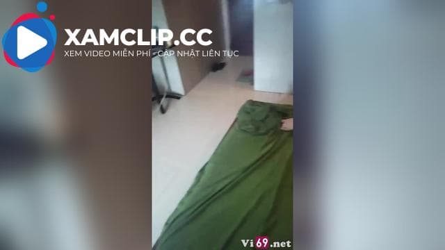 Nhìn em hạnh phúc bên cậu bạn thân mà anh đứng quay tay cũng sướng