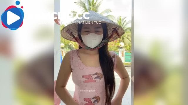 Thấy bảo gái quê hiền lành lắm mà sao livestream của em nó lạ lắm