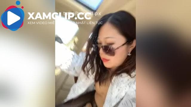 Chị già đú đởn livestream chơi máy dập ở bãi cỏ