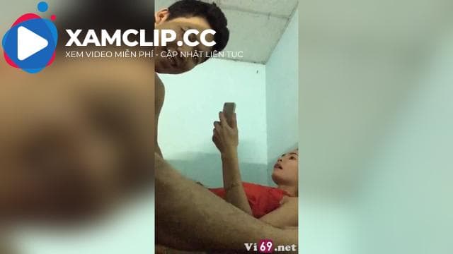 Đang chịch sướng thì bạn em gọi điện thoại làm em bực