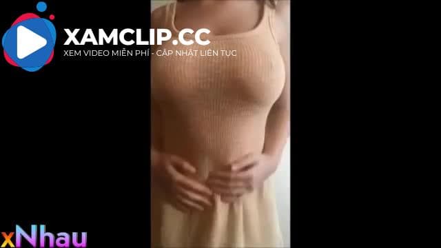 Em gái thích quay video bóp vếu gửi anh trai