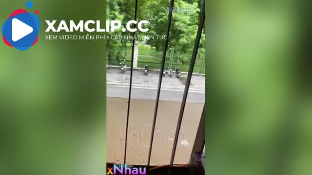 Vạch buồi người yêu sục giữa quán cafe trong khi có thanh niên đang ngồi gần rồi bắt