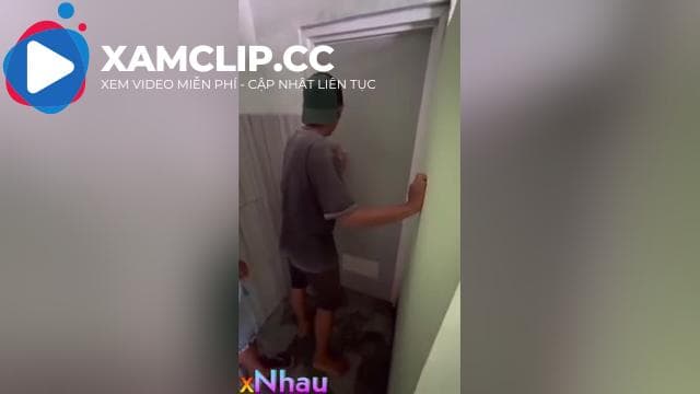 Bị bố phát hiện học sinh đang chịch nhau trong nhà vệ sinh