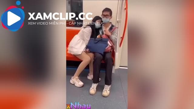 Cặp đôi trên tàu điện Nhật Bản