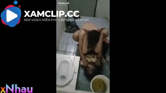Thanh niên cơ hội đưa con bạn thân vào nhà vệ sinh xong giở trò đồi bại