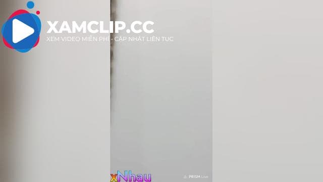 Hai em gái livestream nhảy uốn éo trên fb