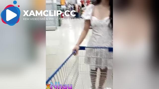 2 Bé còn nhỏ mà đã cùng nhau chơi less trong nhà vệ sinh siêu thị rồi