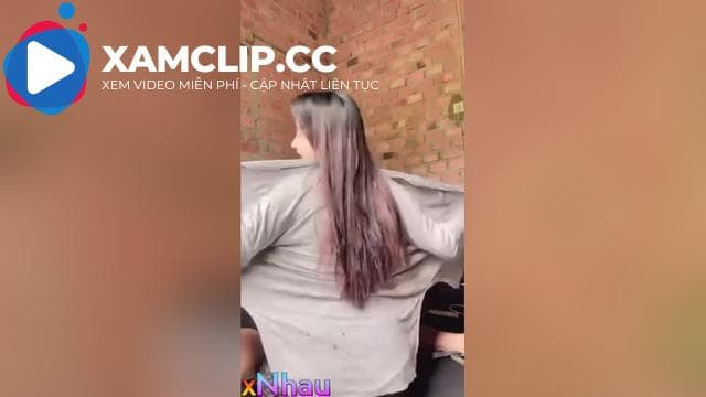 Thằng con cứ nhìn chằm chằm thôi