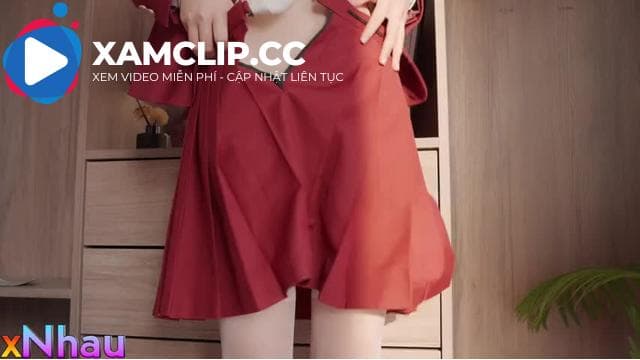 Em gái tự lột đồ khoe bướm không lông