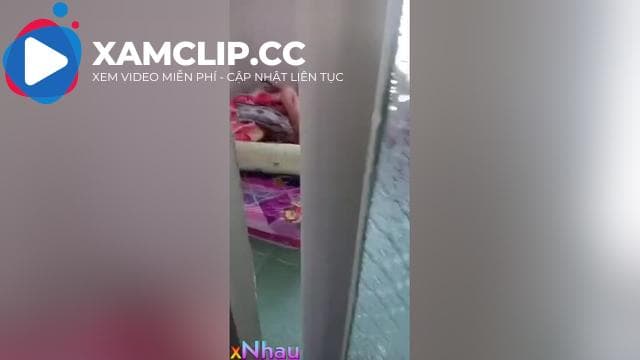 Quay lén nhỏ em gái thủ dâm xong vào chịch nó luôn full mô tả